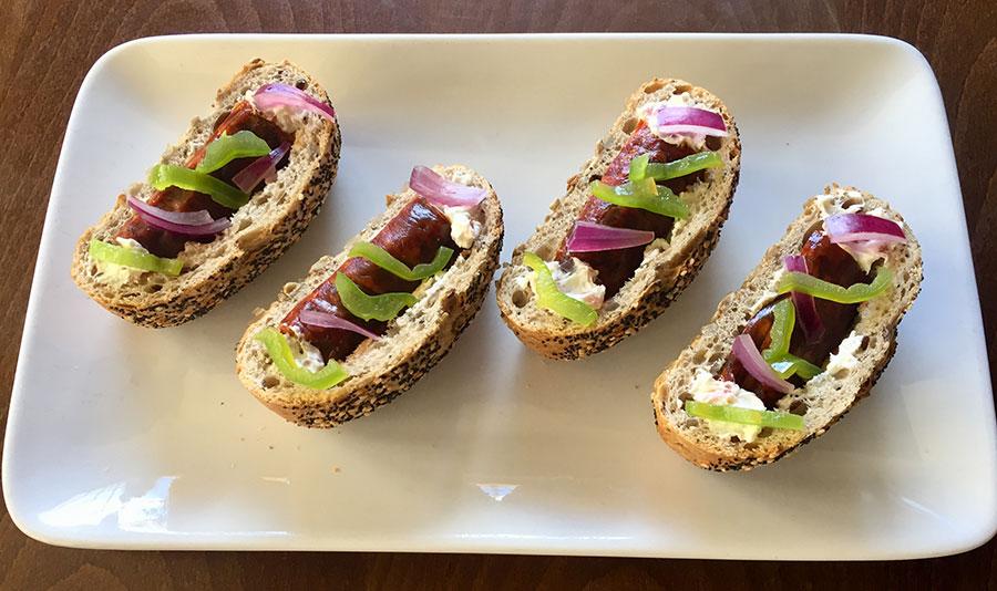 Bollo preñado relleno de chorizo de León, crema de queso y verduras encurtidas para aperitivo navideño