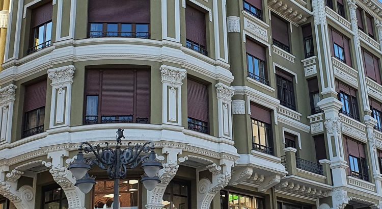 Edificios modernos y arquitectura representativa de los siglos XX y XXI en la ciudad de León.
