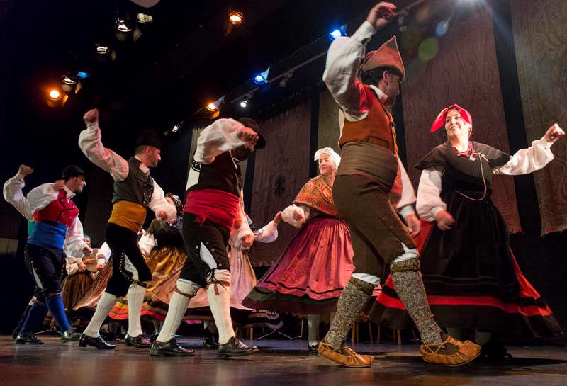 Paso de la garrucha en el baile Chano, danza tradicional del noroeste de León en comarcas como Babia y Laciana.