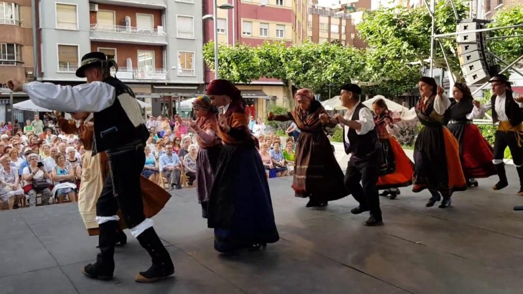Ejecución de los titos o baile a lo alto, danza tradicional de ritmo binario del oriente de León con pandereta y rabel