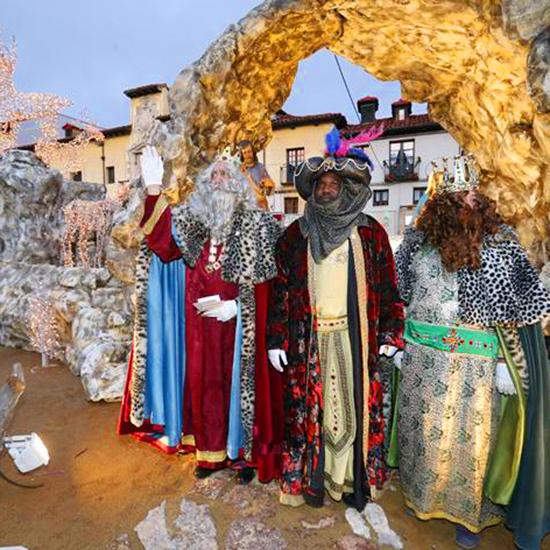 Desfile de la Cabalgata de los Reyes Magos por las calles principales de León.