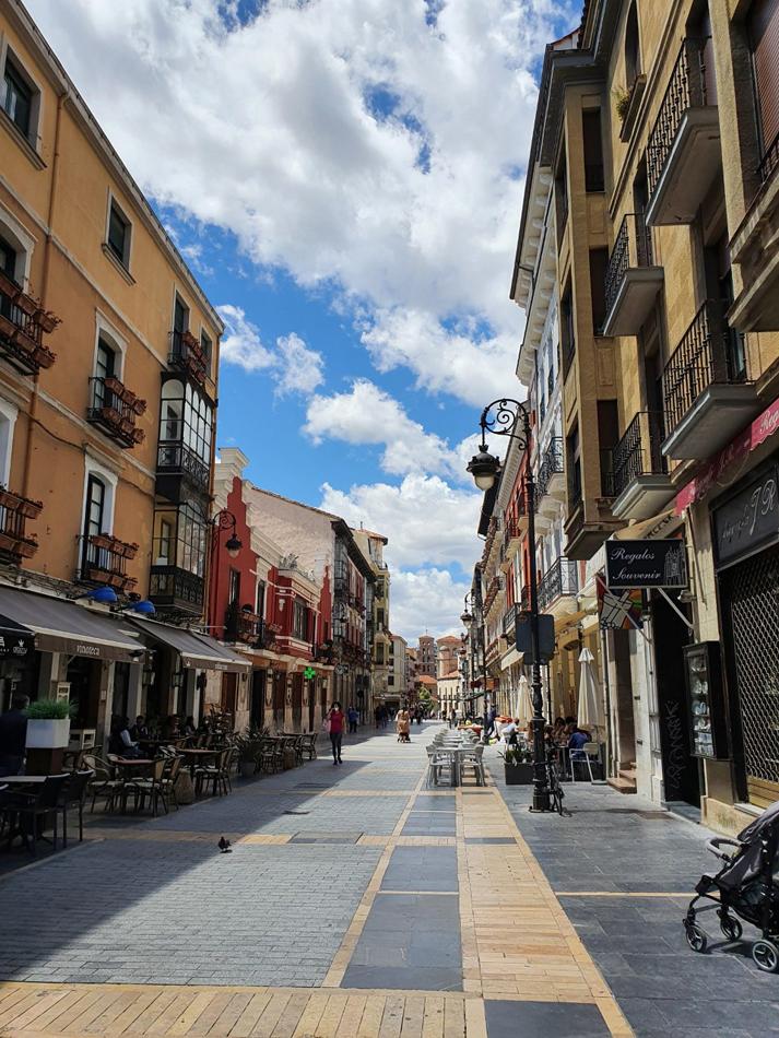Comercios locales en la Calle Ancha de León.