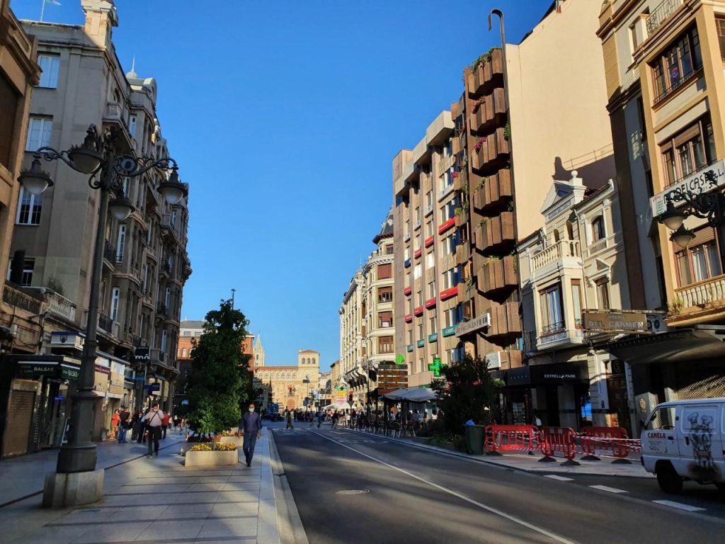 Zona comercial de Ordoño II en León fomentando el consumo de proximidad.