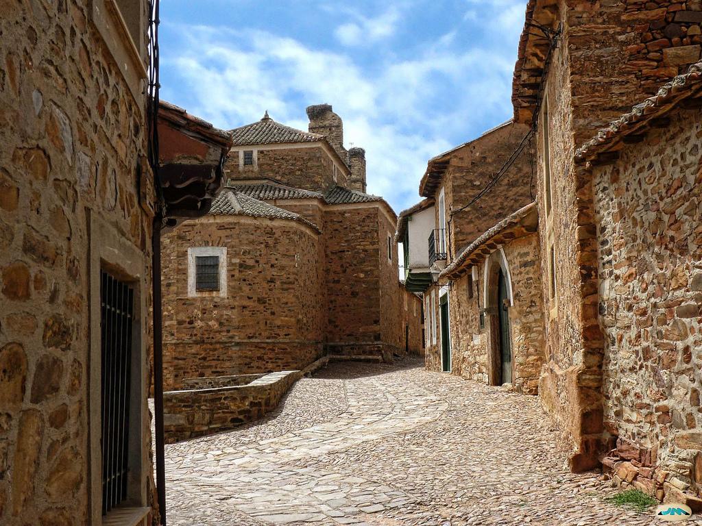 Calles empedradas y casas blasonadas con arquitectura maragata en Castrillo de los Polvazares, León.