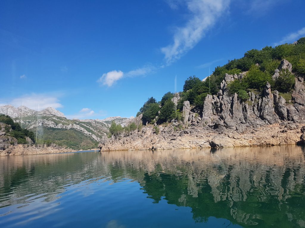 Extensas aguas del pantano de Remolina y embalse de Riaño en la provincia de León