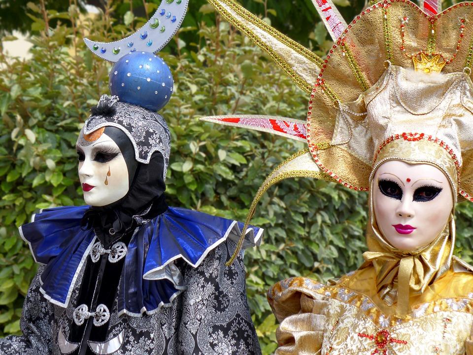 Carnaval de Venecia tradicional con máscaras y canales en Italia