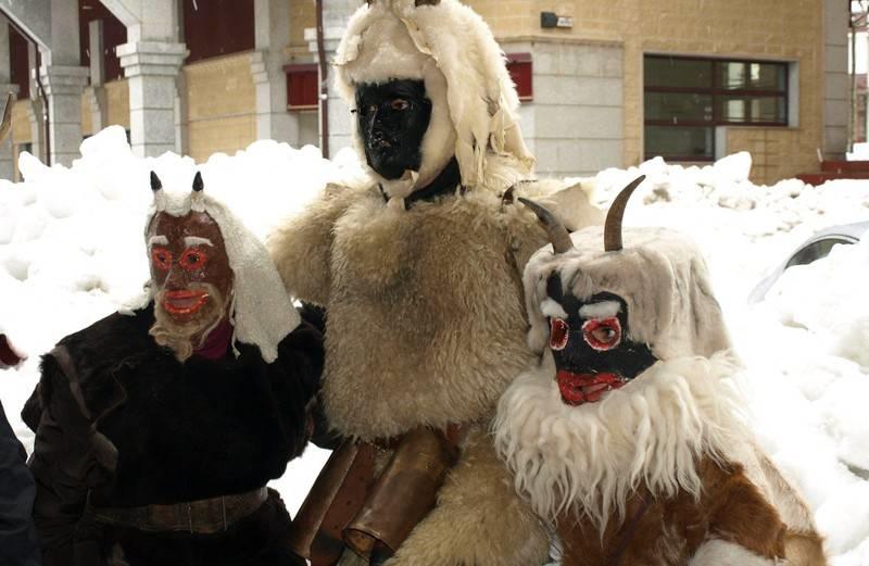 Antruejos y carnavales tradicionales de León con guirrios y madamas