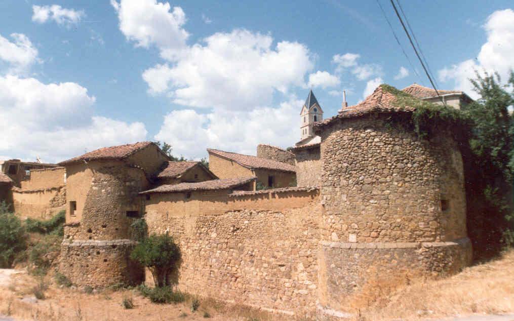 Restos de la muralla medieval, arco ojival gótico y el castillo palacio de Almanza, declarado Bien de Interés Cultural en León.
