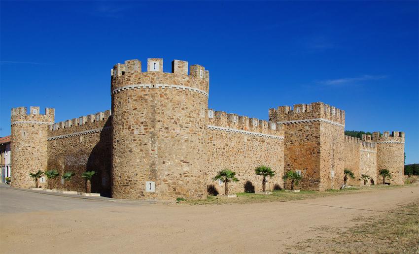 Castillo y Palacio del Infantado en Alija del Infantado durante la ruta de la Vía de la Plata