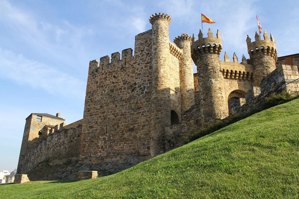 Vista del Castillo de los Templarios en Ponferrada durante la Noche Templaria