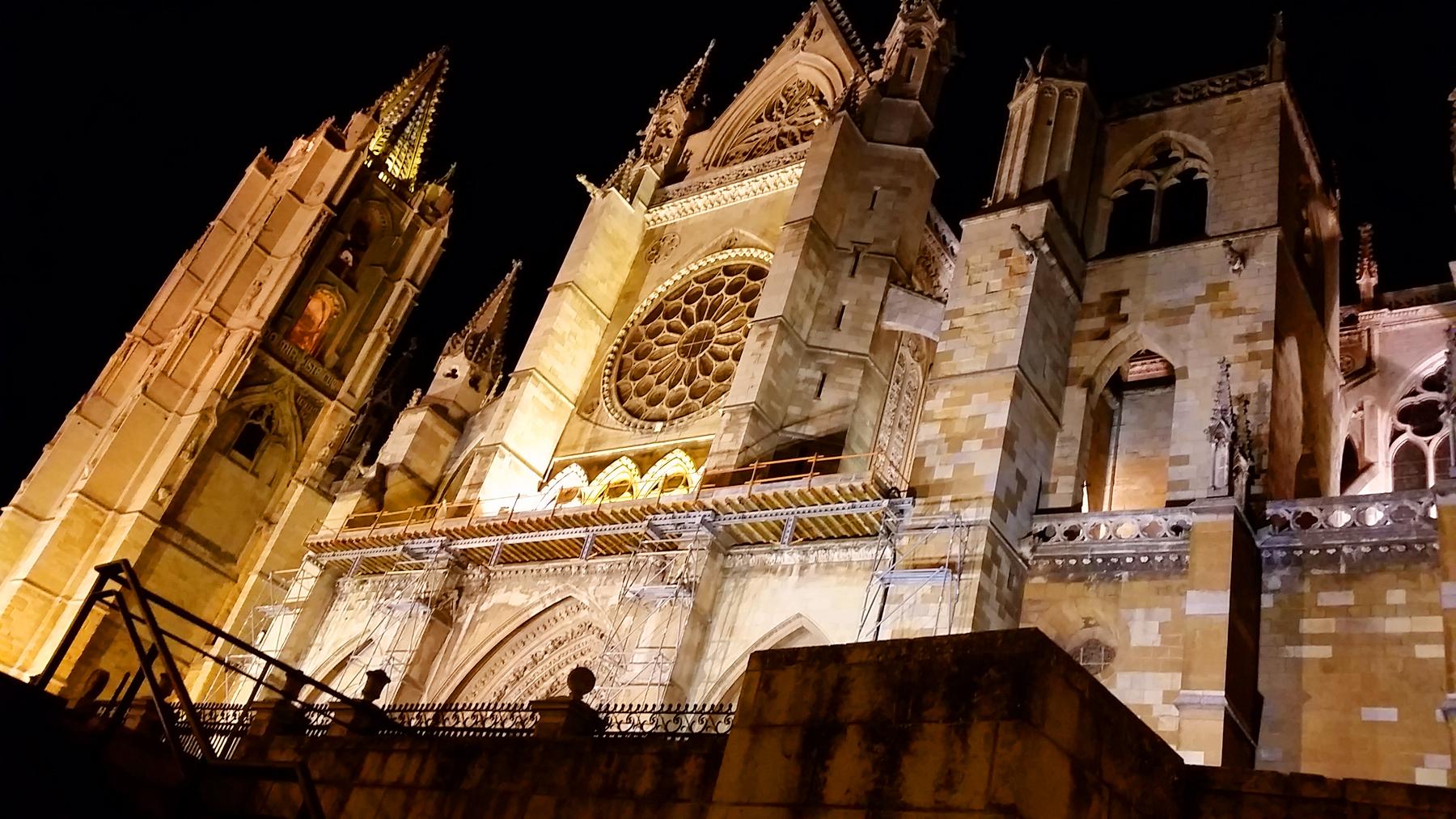 Fachada de la Catedral Santa María de León, joya del arte gótico español y parada imprescindible del Camino de Santiago