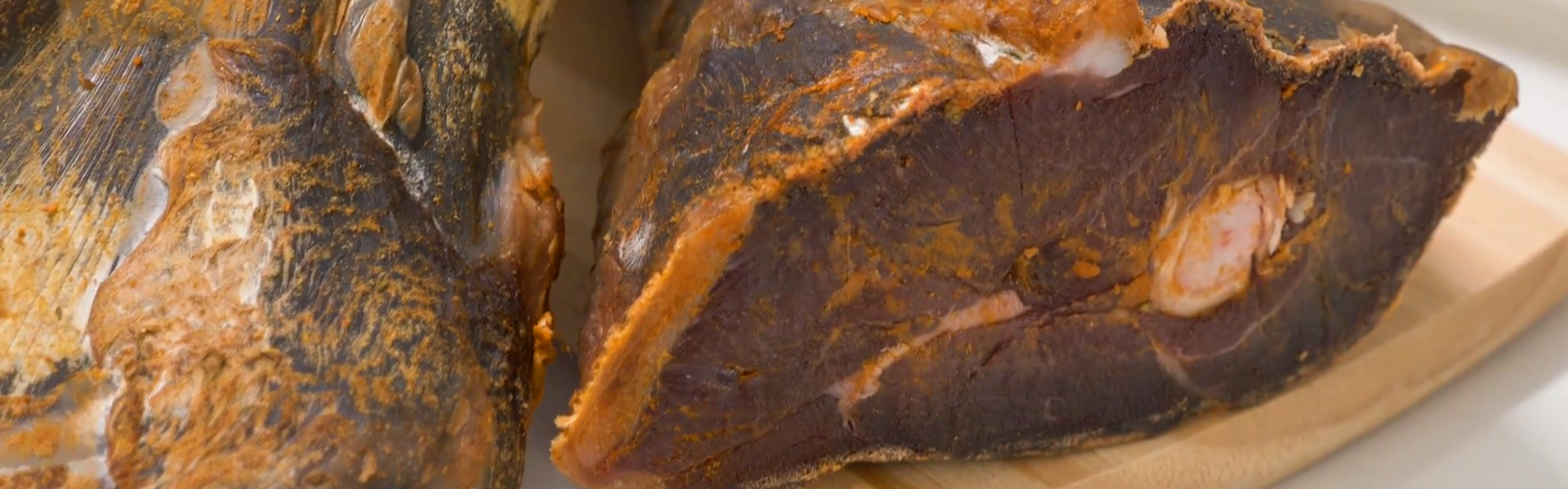 Plato de cecina de chivo de Vegacervera, manjar de la gastronomía tradicional leonesa.