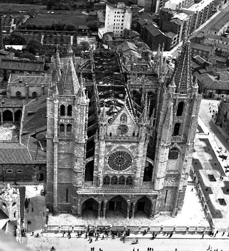 Extinción del incendio de la catedral de León por Andrés Seoane protegiendo vidrieras y bóvedas