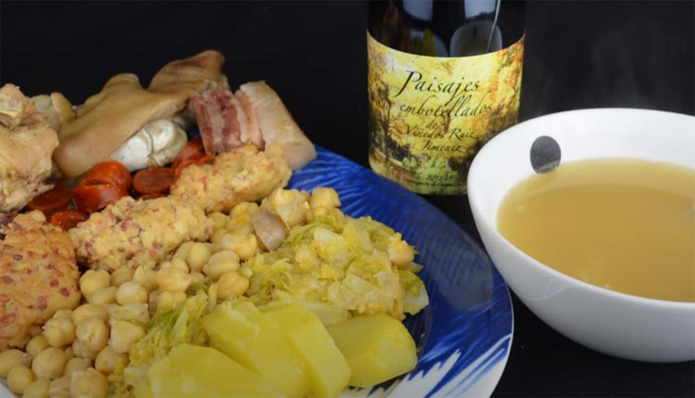 Plato típico de cocido maragato tradicional con garbanzos, berza y carnes de León.