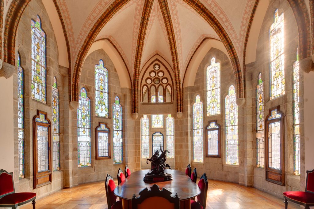 Comedor de gala en la primera planta del Palacio Episcopal de Astorga con ventanales y vidrieras modernistas.