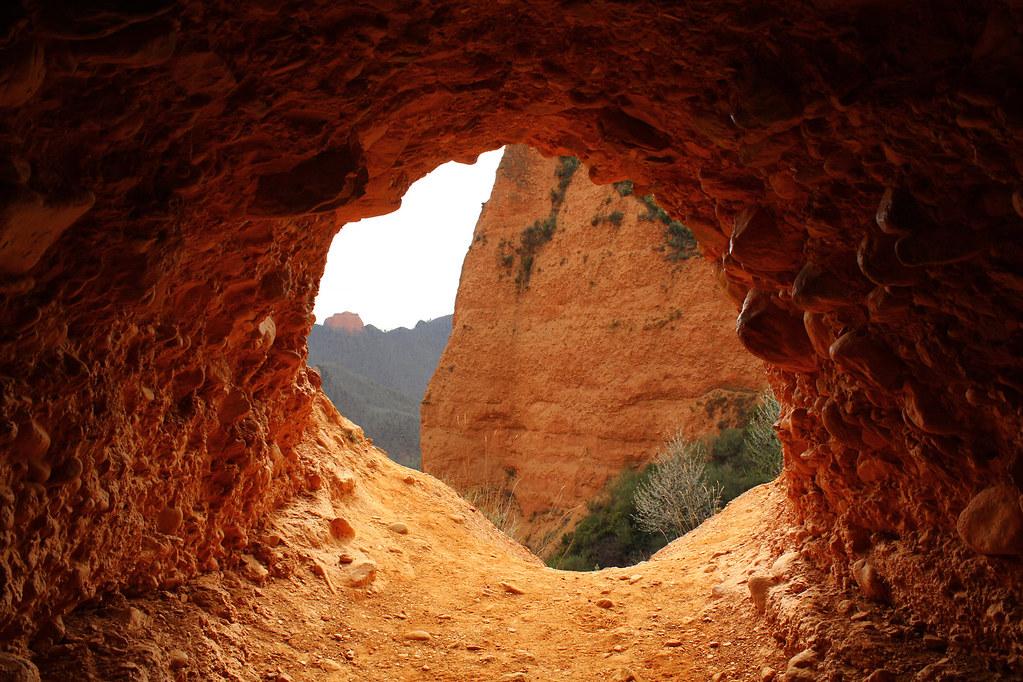 Sistema de ingeniería romano ruina montium con canales y cuevas para extraer oro en Las Médulas.