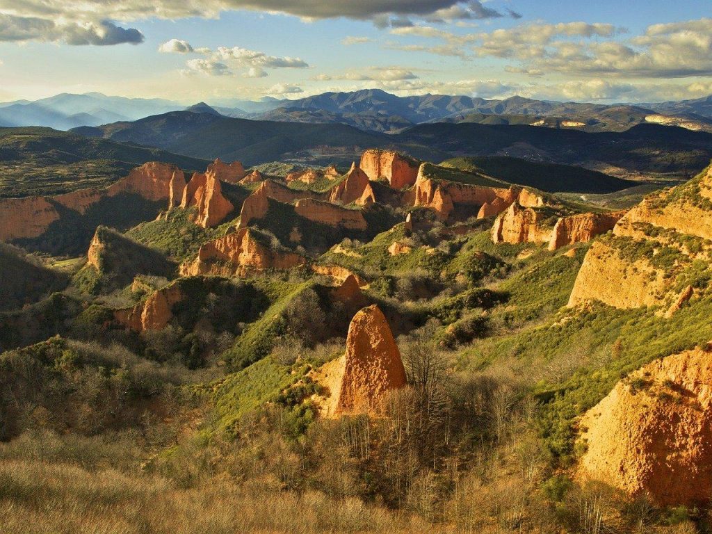 Senda Perimetral y rutas de senderismo para visitar Las Médulas, el Lago Carucedo y el mirador de Orellán.