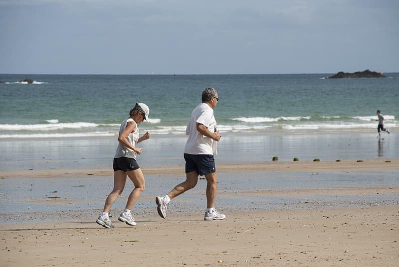 Consejos de hidratación y seguridad para practicar deporte en verano en León.