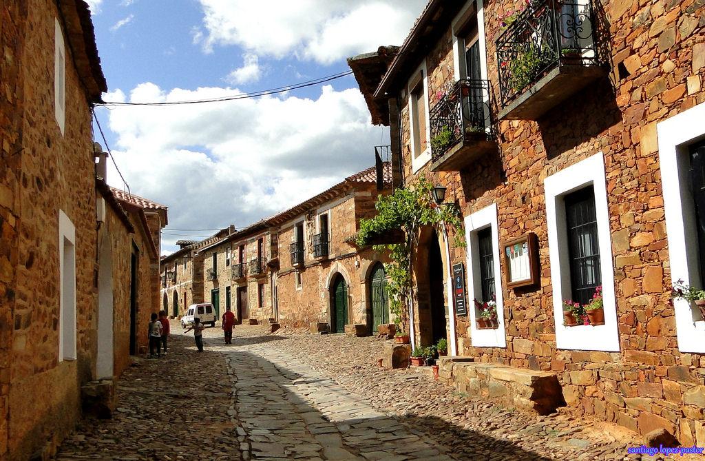 Cruce de caminos en Castrillo de los Polvazares cerca de Astorga, Camino de Santiago y Ruta de la Plata.