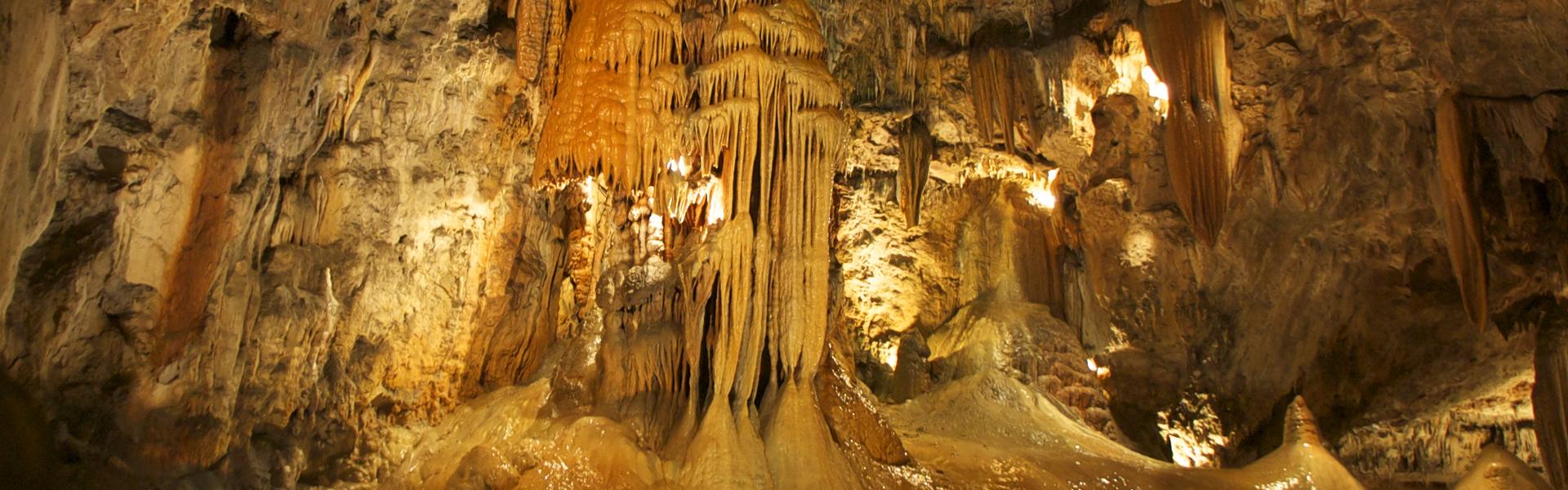 Cueva de Valporquero y rutas por las principales cuevas visitables de León