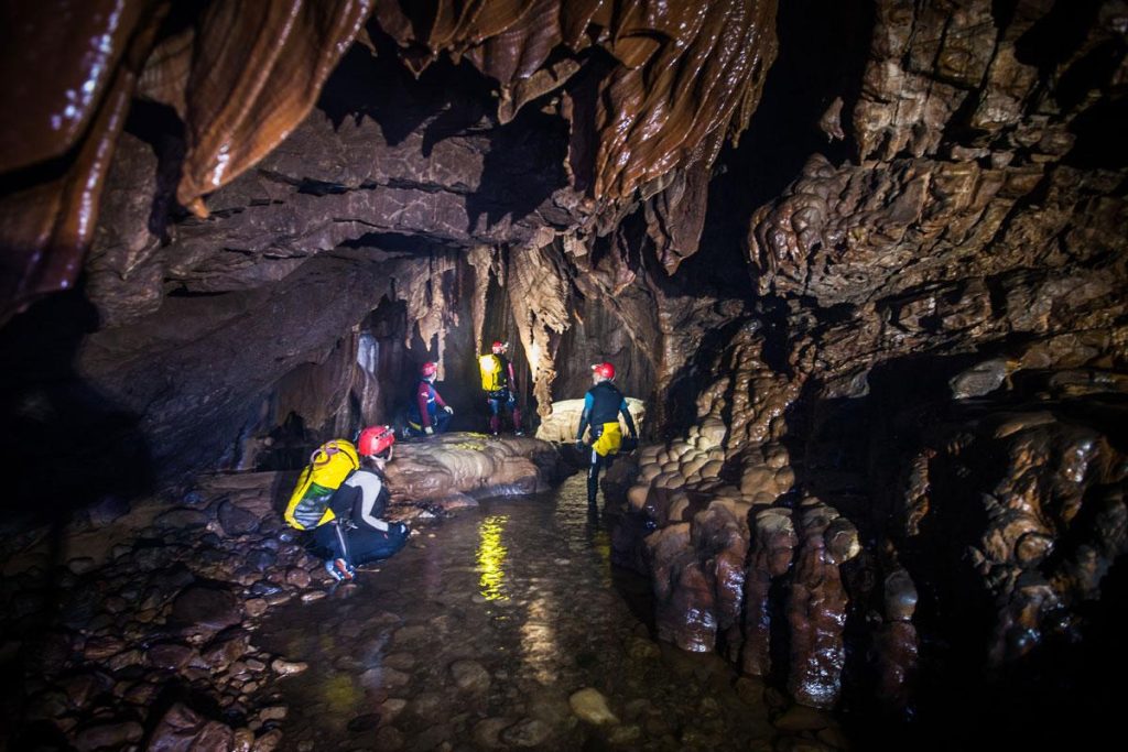 Práctica de espeleobarranquismo en la Cueva de Valporquero y Río Torío, deporte de aventura en verano en León.