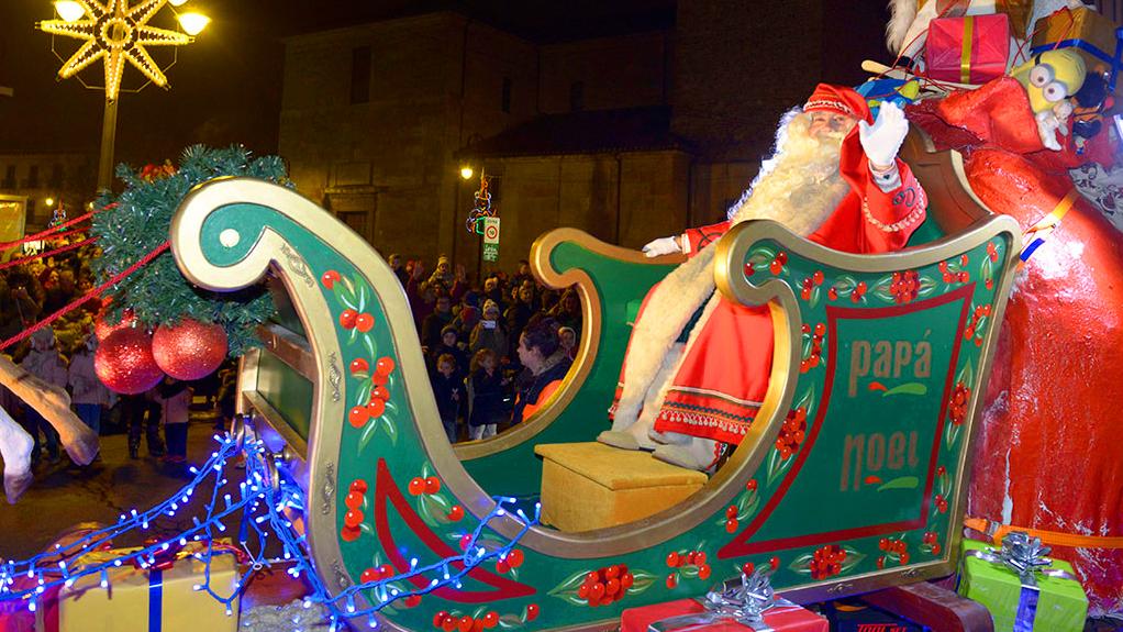 Desfile de la Cabalgaza de Papá Noel con personajes infantiles y renos para disfrutar al máximo de la Navidad en la ciudad de León.