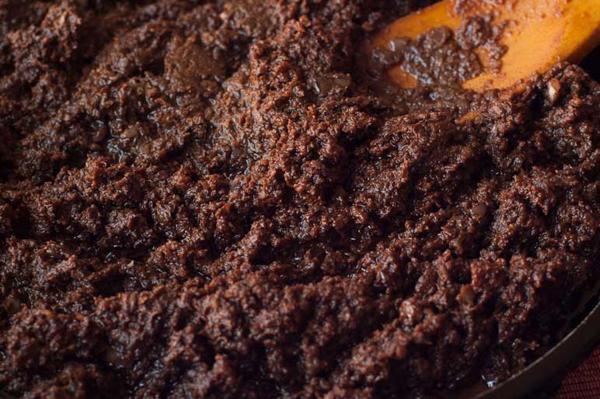Elaboración tradicional de la morcilla de León con sangre coagulada, cebolla y especias