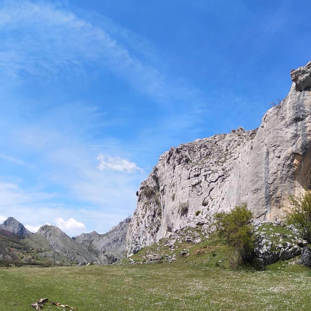 Zona de escalada en roca en Valdehuesa, destino de escalada en la montaña leonesa cerca de Boñar.
