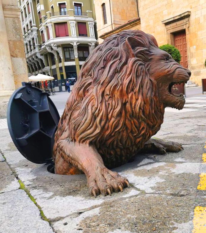 Escultura del león de la alcantarilla de Juan Antonio Cuenca en la plaza de San Marcelo de León.
