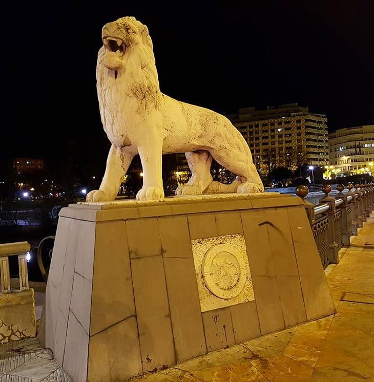 Esculturas de los 4 leones del puente de los leones en la ciudad de León.