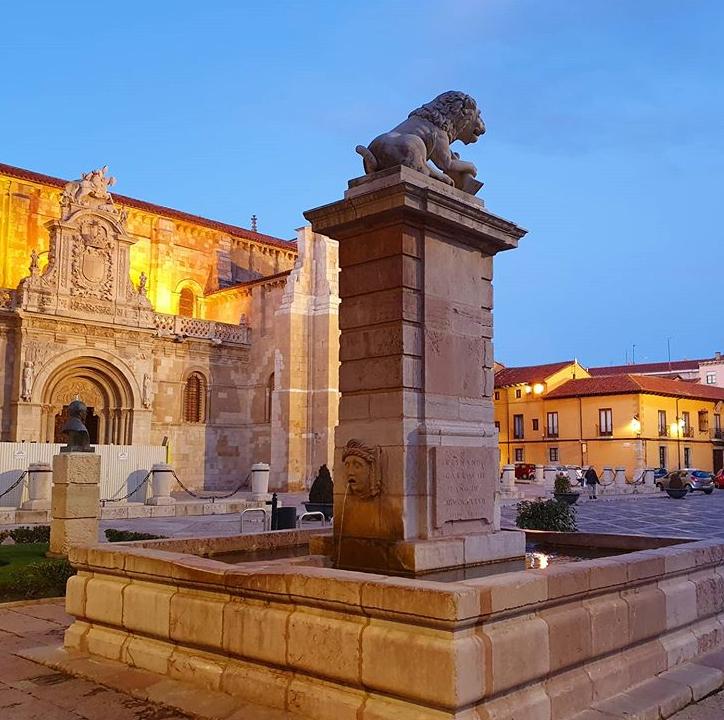 Escultura de león romano en la fuente ornamental de la plaza de San Isidoro en León.