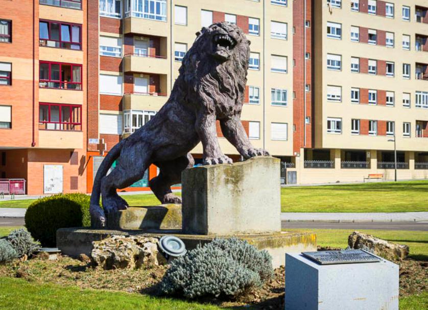 Escultura del león mexicano de Carlos Torrés en la rotonda del león en León.