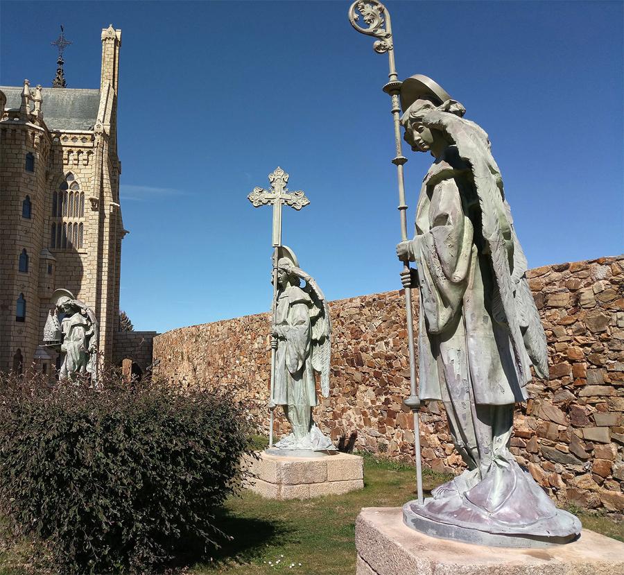 Las esculturas de los tres ángeles con atributos episcopales en el jardín del Palacio de Gaudí en Astorga.