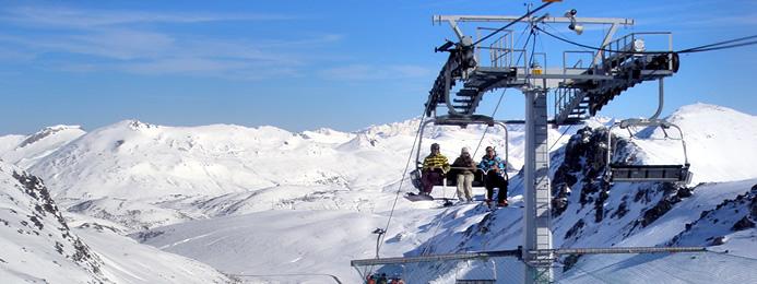 Pistas de esquí y deportes de invierno cubiertas de nieve en la Estación de Esquí San Isidro en la provincia de León