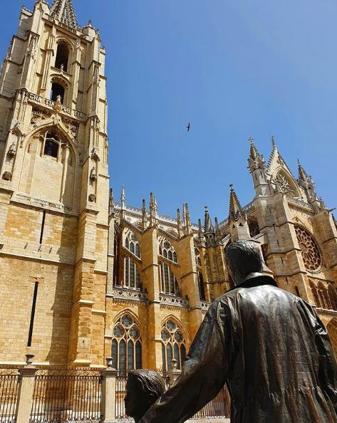 Estatua Padre e Hijo del escultor Jesús Trapote Medina en la plaza de la Regla frente a la Catedral de León.