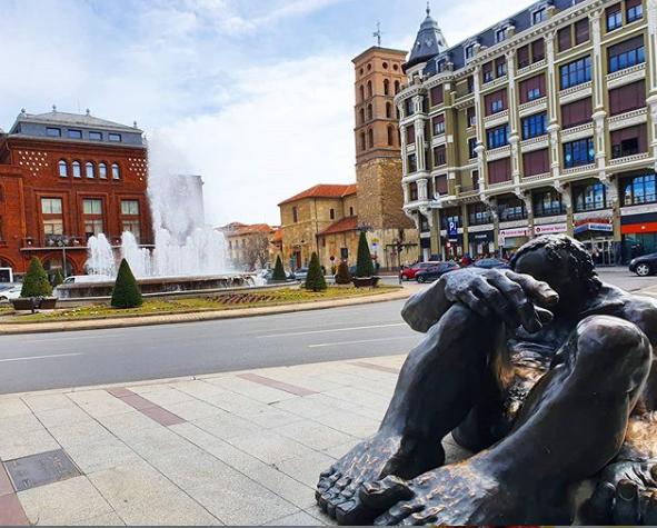 Escultura de bronce La Vieja Negrilla del escultor Amancio González Andrés en la plaza de Santo Domingo en León.