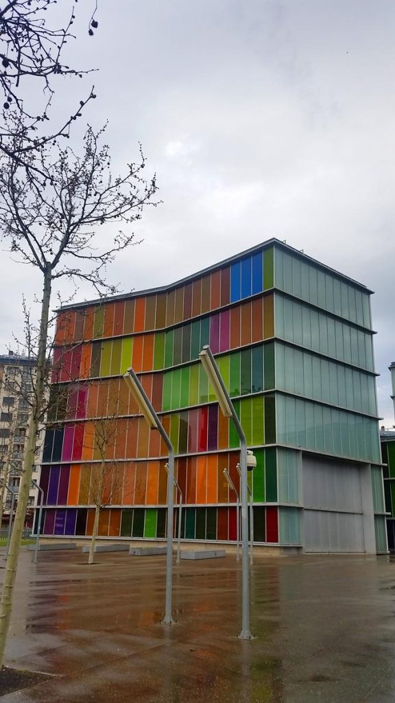 Fachada del MUSAC en León compuesta por vidrios de colores inspirada en la vidriera de la Catedral de León.