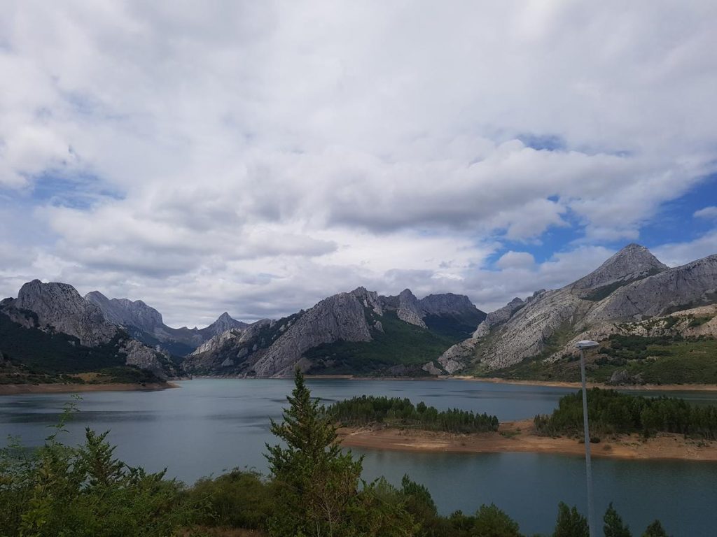 Paisaje natural de los fiordos leoneses en el Parque Regional de los Picos de Europa