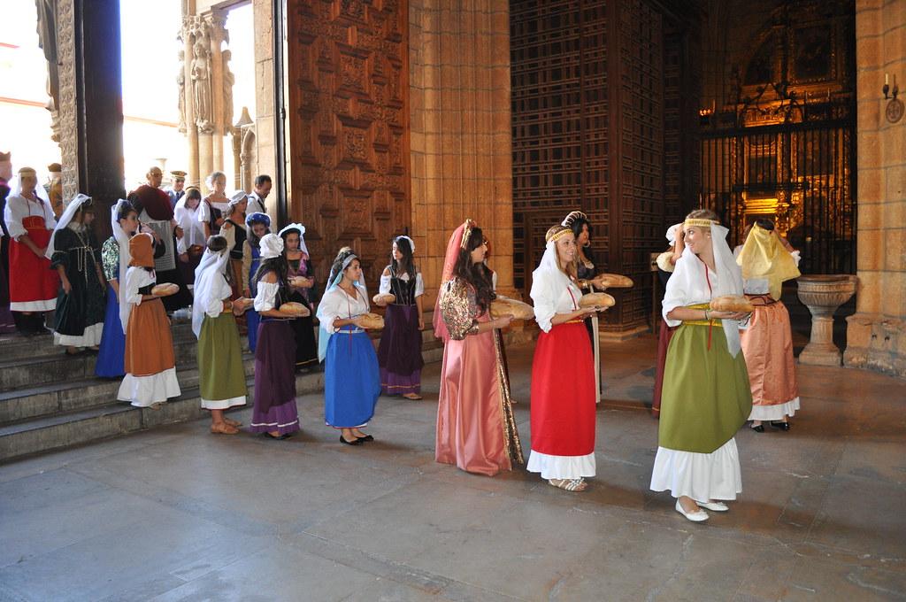 Fiestas de San Froilán 2019 en León - Desfile y ofrenda tradicional de Las Cantaderas en el claustro de la catedral de León.