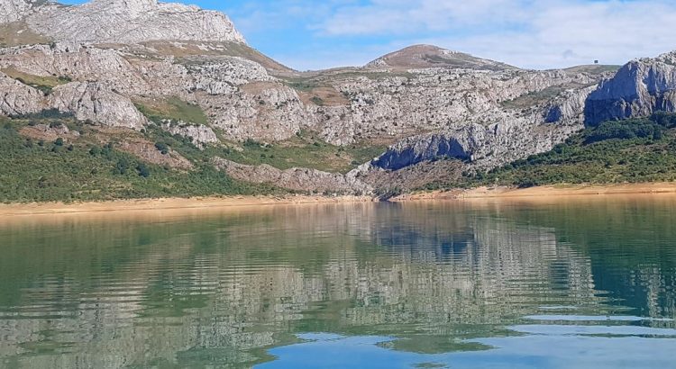 Vista panorámica del pantano de Riaño y el embalse en la provincia de León