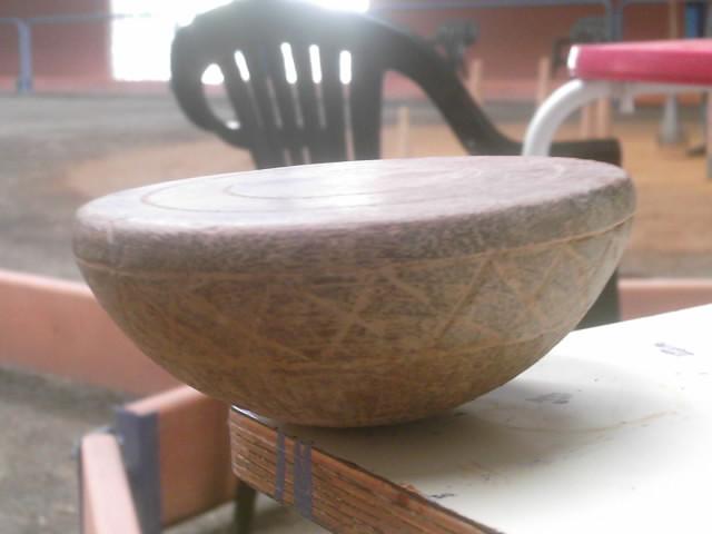 Bola semiesférica de madera de encina utilizada en el juego tradicional de los bolos leoneses.