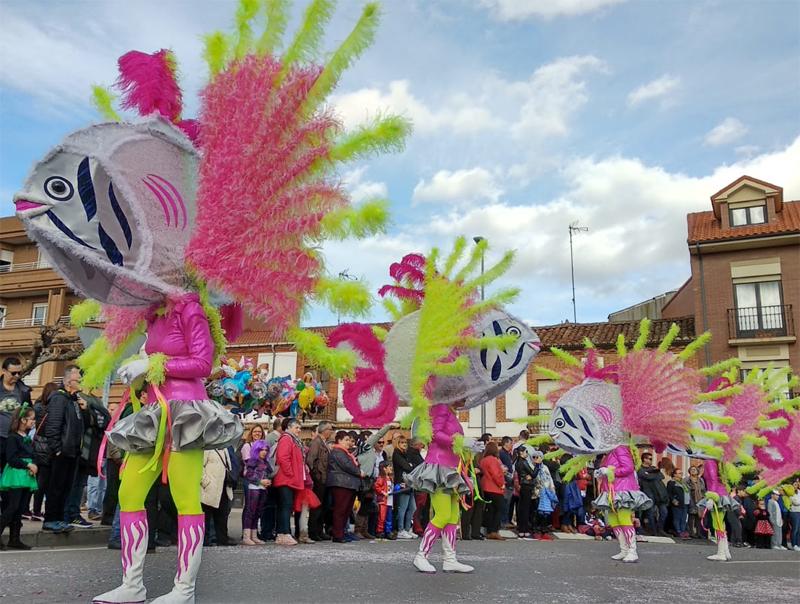 Gran desfile de carrozas y charangas en el carnaval Piñata de Astorga