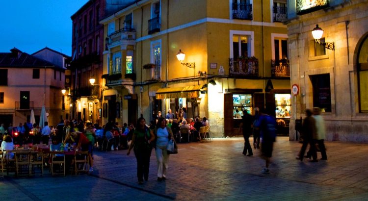 Guía completa de los mejores bares y sitios imprescindibles para ir de tapas por León en el Barrio Húmedo y Barrio Romántico.