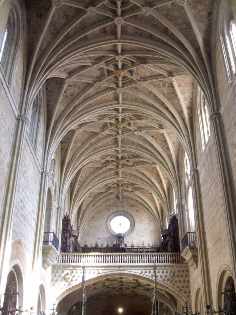 Iglesia de San Marcos en la plaza homónima de León con su fachada gótica.