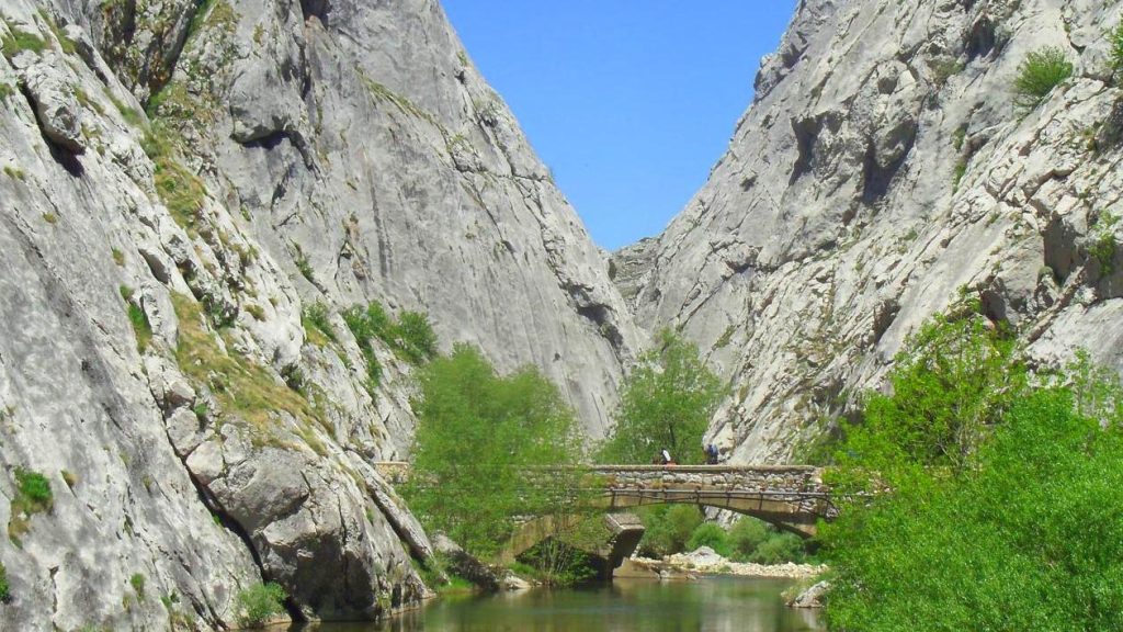Espectaculares gargantas de roca caliza en las Hoces de Vegacervera, formadas por la erosión del río Curueño en León.