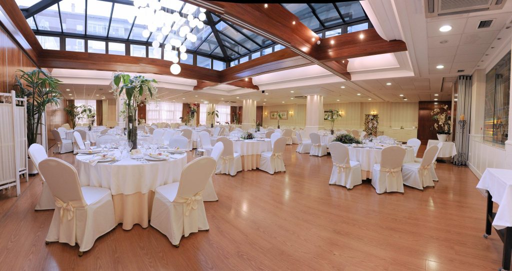 Salón de eventos y banquetes en el Hotel Restaurante Infantas de León, alojamiento céntrico con alta gastronomía tradicional leonesa
