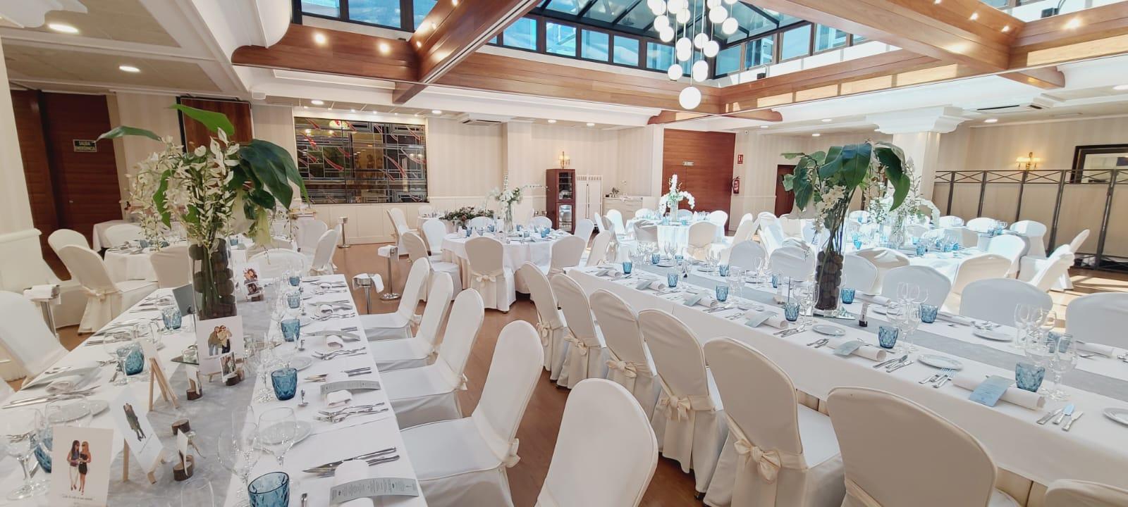 Salón Infantas en el Hotel Infantas de León preparado para la celebración de un banquete de boda exclusivo.