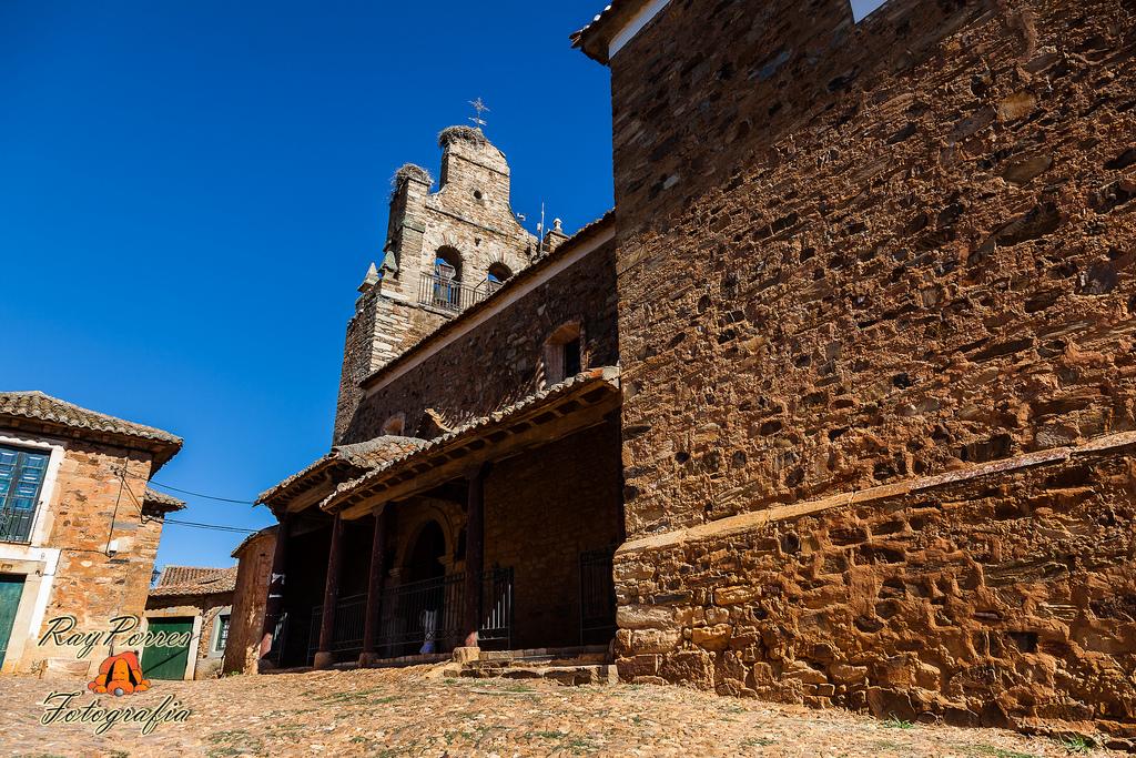 Iglesia de San Juan Bautista y turismo gastronómico de cocido maragato en Castrillo de los Polvazares.