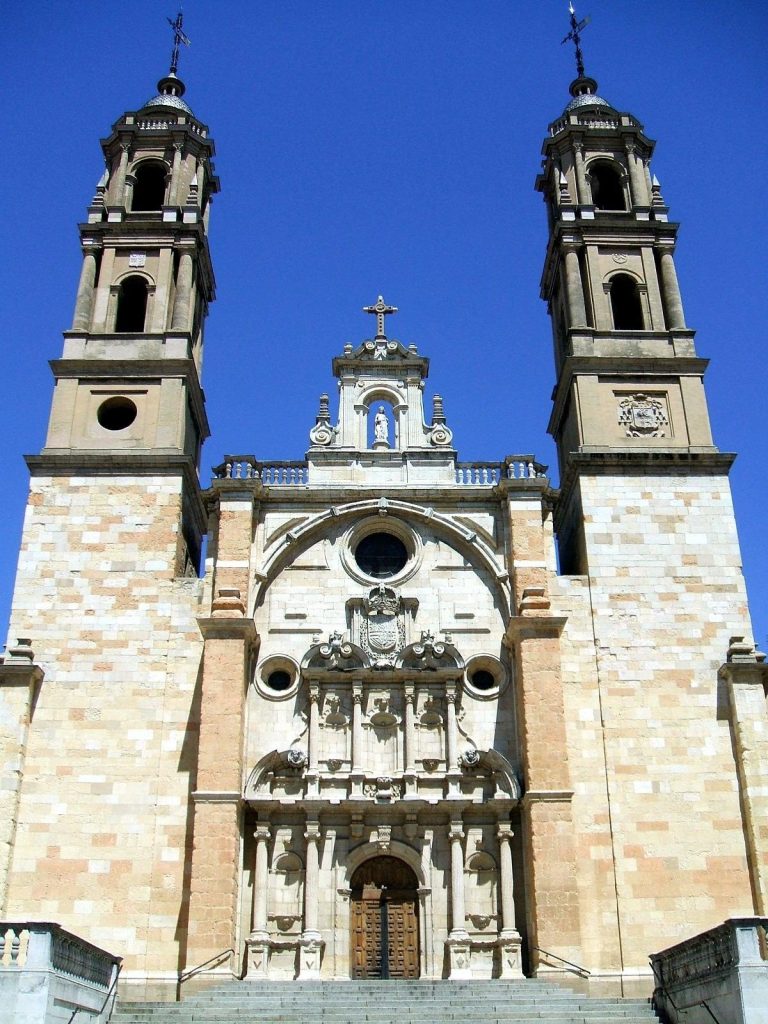 Torres gemelas de la iglesia de San Juan y San Pedro de Renueva en León.