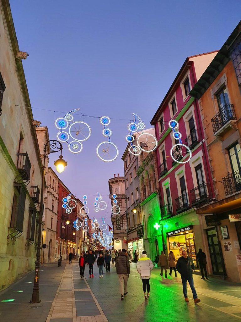Espectacular alumbrado y decoración de luces navideñas en la calle Ancha para disfrutar al máximo de la Navidad en la ciudad de León.